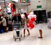 Rozdawanie balonów reklamowych w sklepie Kaufland w Lubinie.