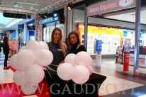 Balony reklamowe rozdawane przez hostessy.