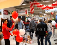 Rozdawanie balonów reklamowych na patyczkach.