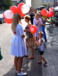 Balony reklamowe rozdawane przez hostessy.