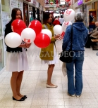 Balony reklamowe rozdawane przez hostessy.