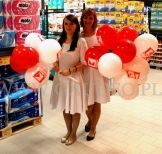 Balony reklamowe z nadrukami prezentowane przez hostessy.