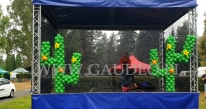 Kaktusy z balonów na scenie.