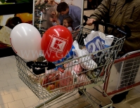 Klienci ochoczo zabierali ze sobą balony reklamowe na patyczkach.