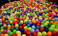 Dekoracja parkietu przy pomocy kolorowych balonów.