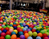Kolorowe balony na parkiecie.