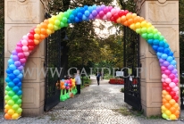 Kolorowy łuk balonowy.