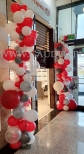 Balonowe słupy z balonów o różnych wielkościach.