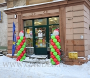 Kolumny z balonów w Głuszycy.