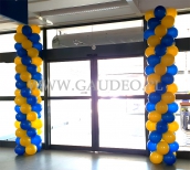 Balonowe słupy jako dekoracja wyjścia.