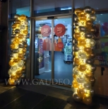 Świecące kolumny z balonów.
