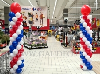 Kolumny balonowe w Carrefour.