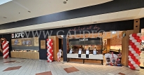 Kolumny balonowe jako dekoracja wejścia do restauracji KFC.