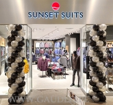 Kolumny balonowe przed salonem Sunset Suits.