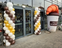 Kolumny z balonów na Kazimierza Wielkiego we Wrocławiu.