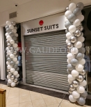 Kolumny balonowe w Lesznie jako dekoracja wejścia do salonu Sunset Suits.