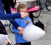 Dziecko dokarmiane watą cukrową.