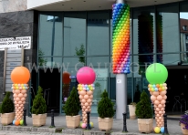 Lody z balonów jako dekoracja cukierni.