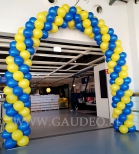 Łuk balonowy jako dekoracja dla sklepu IKEA.