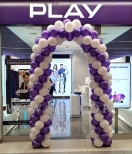 Balonowa dekoracja wejścia w galerii Auchan we Wrocławiu.