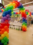Balonowy łuk jako dekoracja urodzinowa marketu.