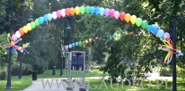 Balony z helem poukładane w łuki.