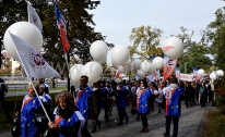 Manifestanci z Związku Nauczycielstwa Polskiego niosą metrowe balony helowe.