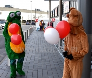 Balony na patyczkach rozdawane przez maskotki.