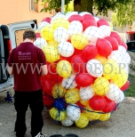 Balony z helem czekają na moment wypuszczenia.