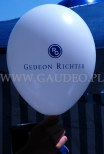 Balon z logo w czasie pompowania helem.
