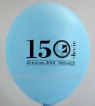 Niebieski balon z czarnym nadrukiem.