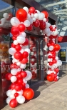 Organiczna brama z balonów.