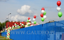 Balony z helem jako dekoracje na płocie w Jeleniogórskim Zakładzie Optycznym.