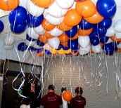 W czasie napełniania balonów reklamowych helem.
