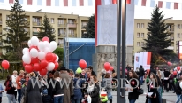 Balony z helem i nadrukiem rozdawane publiczności.