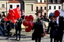 Balony z helem rozdawane na Rynku w Sandomierzu.