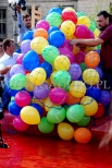 Balony z kuponami i nadrukami trafiają do basenu.