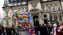 Balony z helem wylatują z siatki.