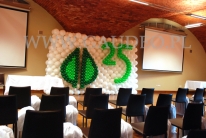 Ściana balonowa z logo jako tło dla prelegentów na konferencji firmowej.