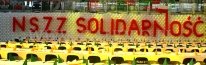 Ściana z balonów z napisem NSZZ Solidarność.