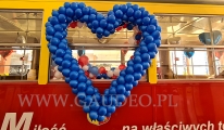 Balonowe serce jako dekoracja tramwaju.