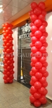 Kolumny z balonów jako dekoracja wejścia w Galerii Dominikańskiej.
