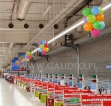 Balonowe sople jako dekoracja w Auchan Bonarka.