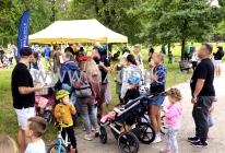 Stoisko z watą cukrową i popcornem w otoczeniu klientów.