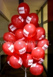 Stroik z helowych balonów reklamowych.