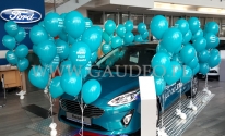 Balony z helem jako dekoracje na promocję nowego Forda.
