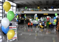 Stroiki z balonów helowych jako dekoracja sklepu.