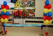 Balony z helem ułożone w stroiki na otwarciu głogowskiego sklepu Lidl.