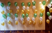 Balony z helem ułożone w stroiki.