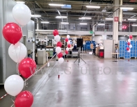 Balony z helem jako dekoracja w fabryce we Wrocławiu.